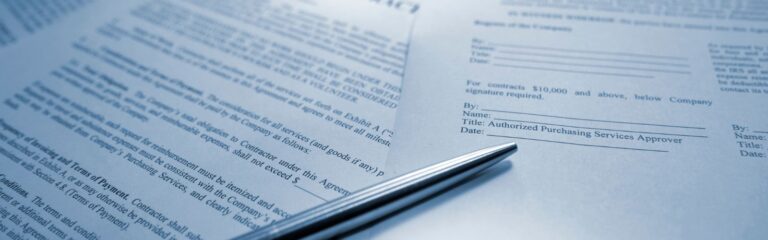 Documento formal impresso com cláusulas contratuais e caneta metálica ao lado, simbolizando contrato social cláusulas importantes.